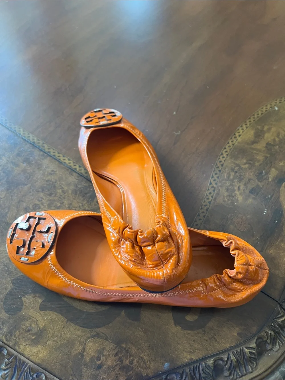 Tory Burch Leather flat shoes ( unique color )